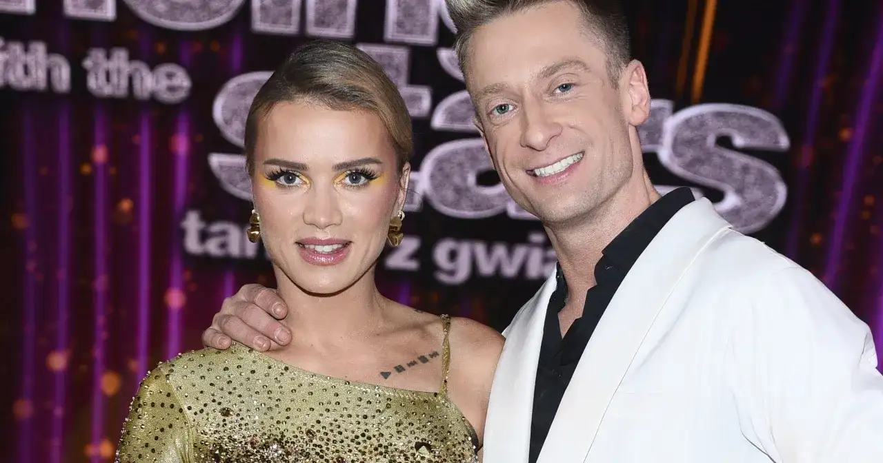 Maffashion i Danilczuk uśmiechają się do kamery. Ona w złotej sukience, on w białej marynarce.