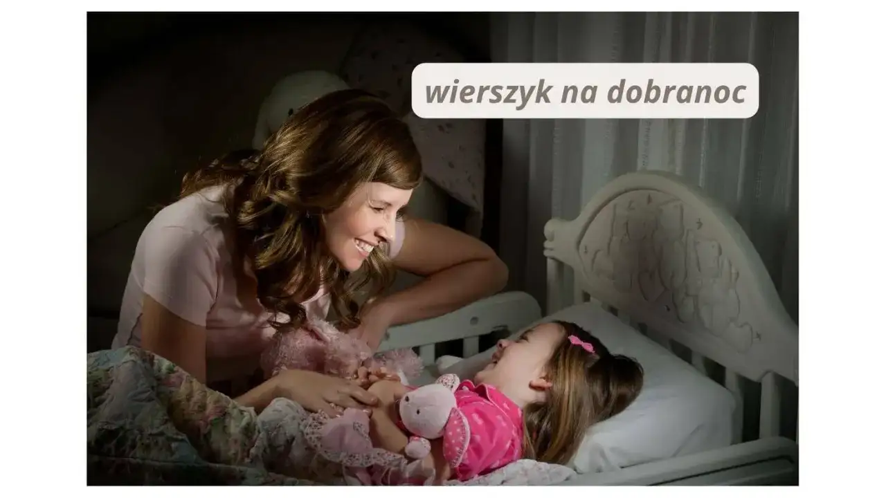 Mama czyta wierszyk na dobranoc dla swojej córeczki, która leży w łóżeczku z pluszowym króliczkiem.