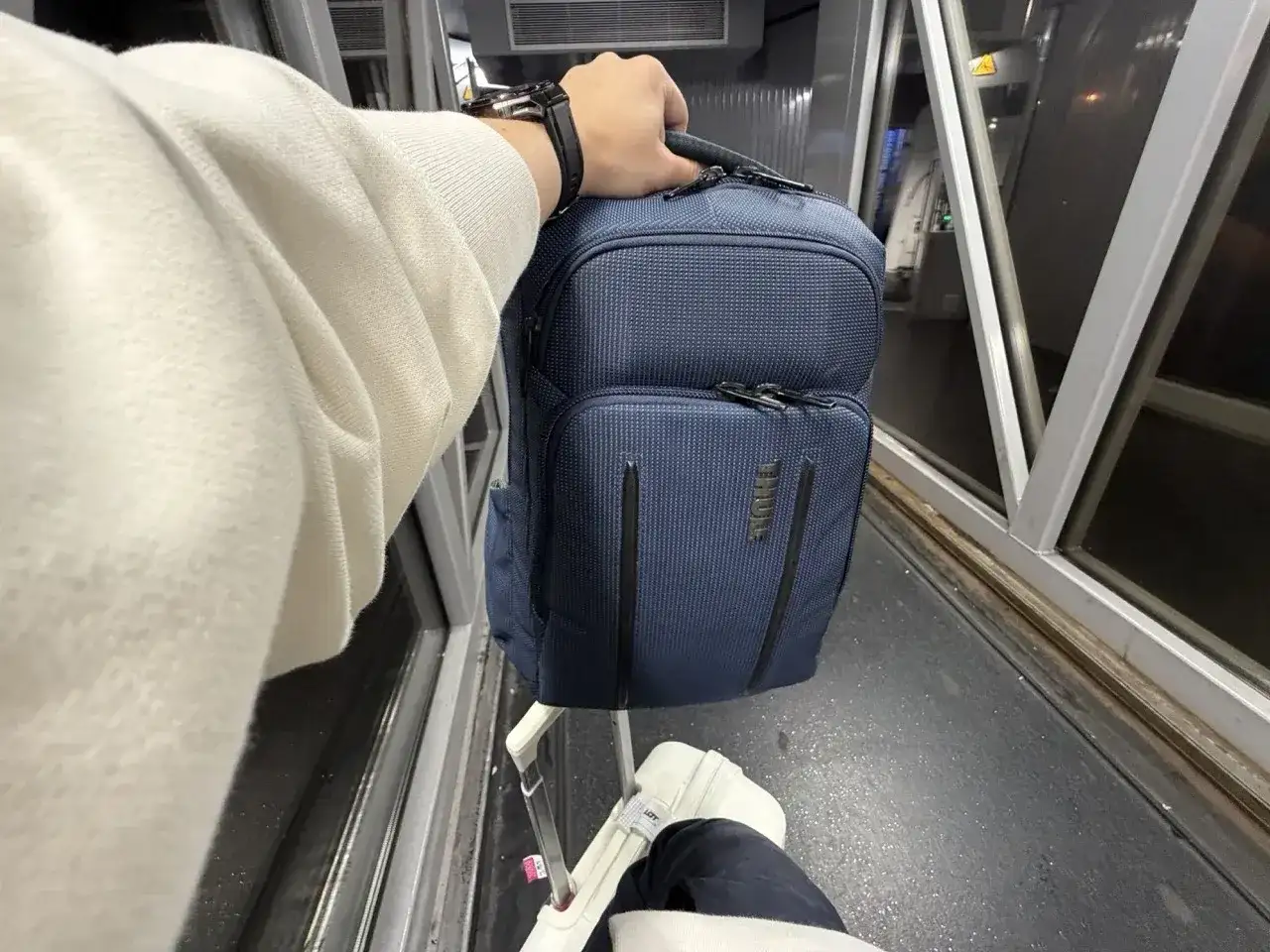 Idealny plecak do Ryanair, podróżny, granatowy, z logo Thule, gotowy na lot.
