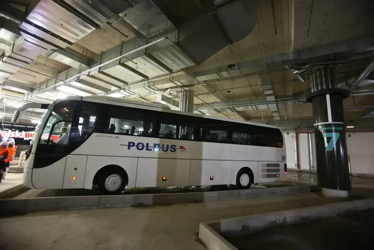 Biały autokar Polbus PKS na stanowisku 7. Sprawdź rozkład jazdy busów z Legnicy do Lubina.