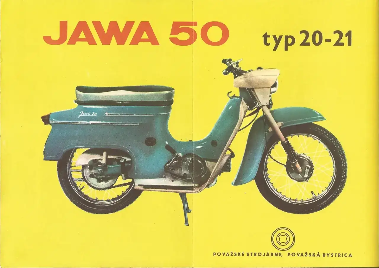 Niebieski skuter Jawa 50 typ 20-21 na żółtym tle. Klasyk z Povážské Strojárne.