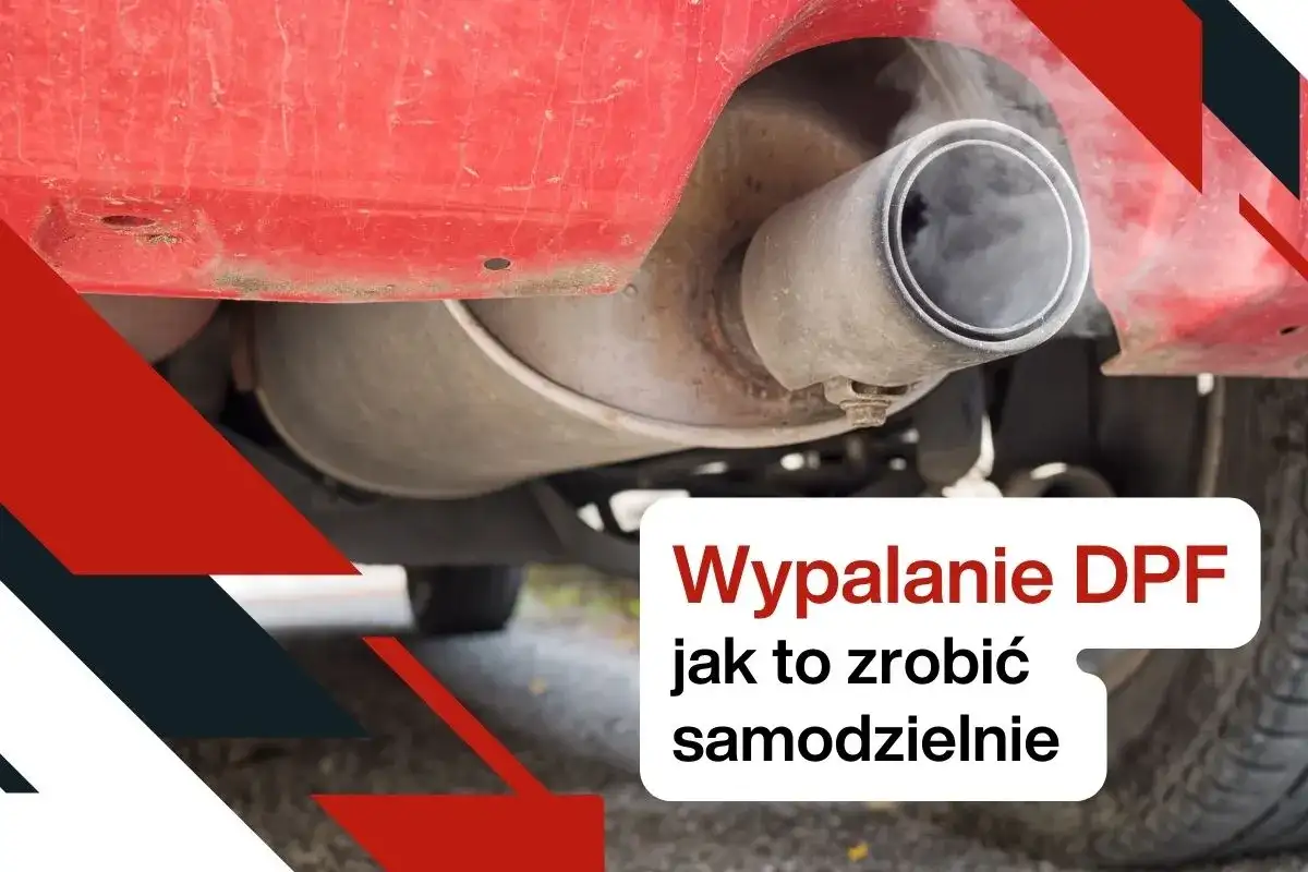 Dym wydobywa się z rury wydechowej samochodu, sugerując proces wypalania DPF. Tekst informuje, jak to zrobić samodzielnie.