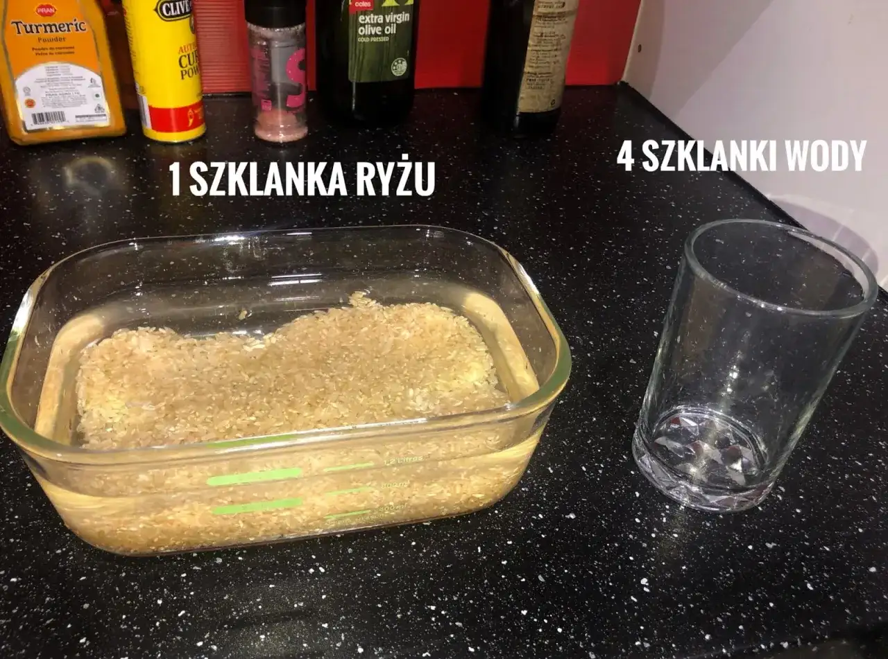 Szklanka ryżu w wodzie i pusta szklanka obok. Przygotowanie do gotowania ryżu, gdzie woda ryżowa będzie kluczowa.