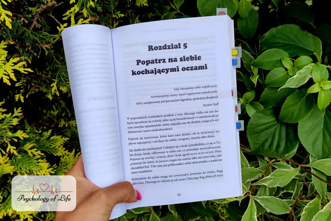 Otwarta książka z rozdziałem "Popatrz na siebie kochającymi oczami" zachęca do łagodnej, spokojnej akceptacji i samoakceptacji.