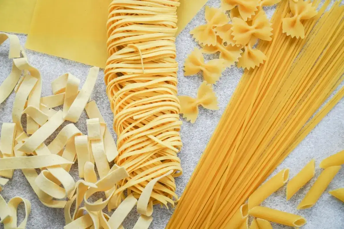 Różne rodzaje makaronu: tagliatelle, farfalle, spaghetti, penne i płaty lasagne. Pyszne węglowodany na obiad.