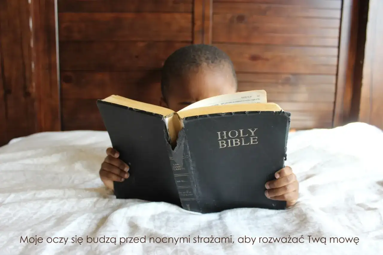 Dziecko czyta Biblię, rozważając słowa z Psalmu 135.
