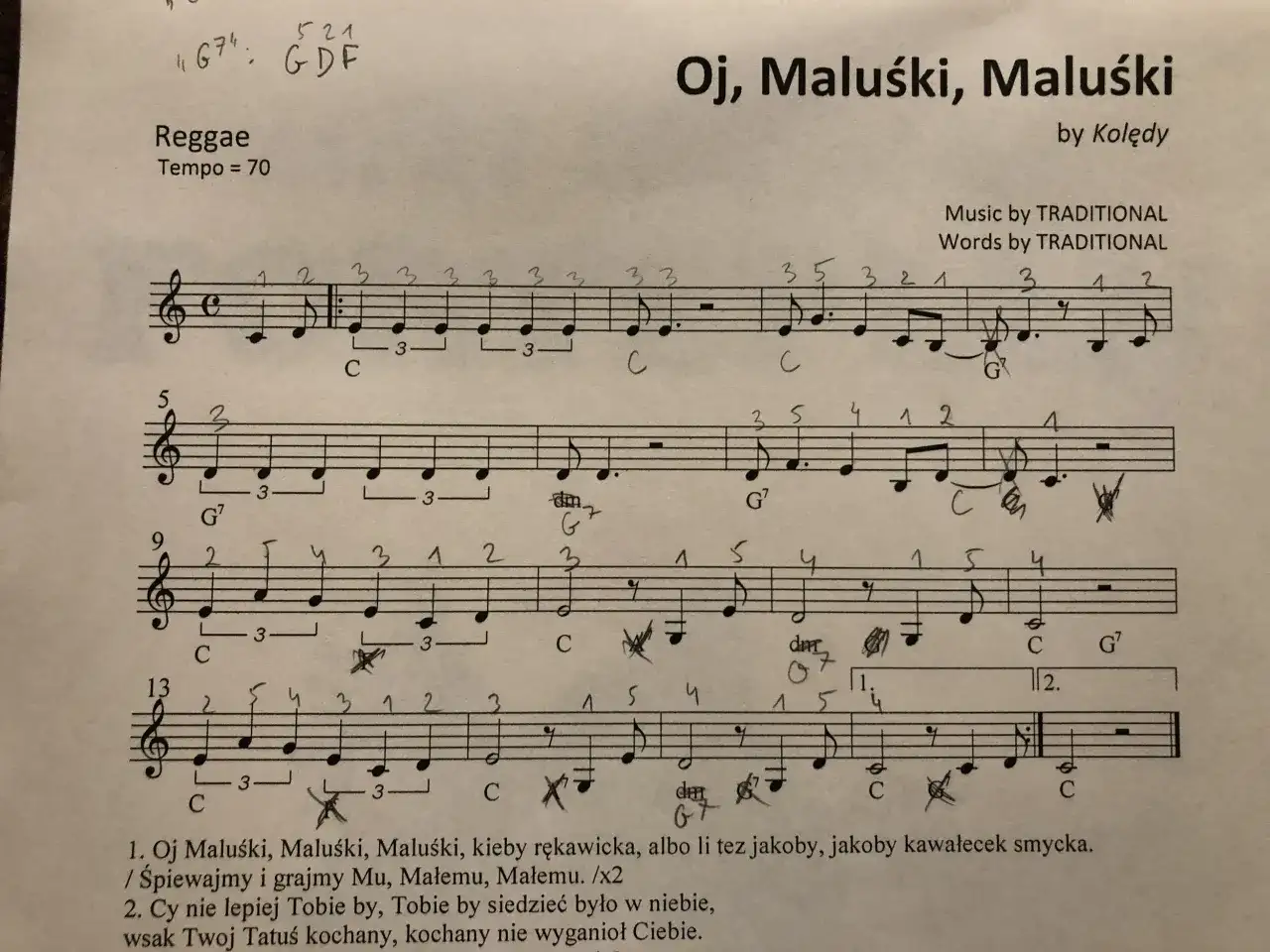 Fragment partytury z zapisanymi nutami, akordami i palcowaniem, z tytułem "Oj, Maluśki, Maluśki".
