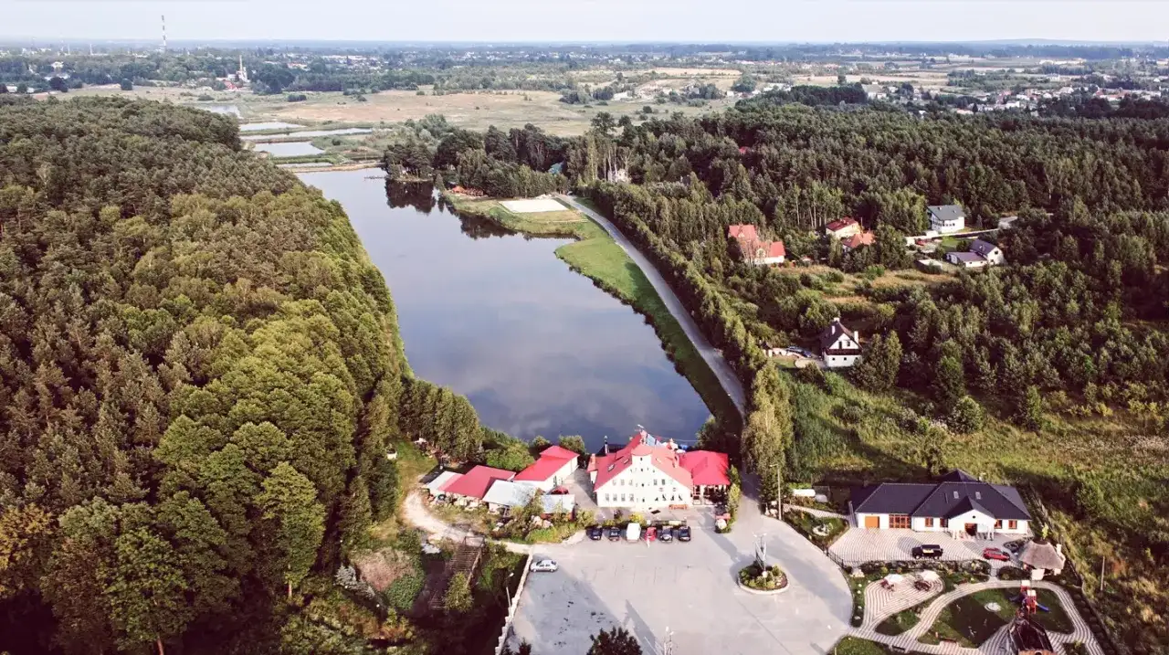 Malownicze łowisko karpik z domkami i restauracją nad jeziorem, otoczone lasem. Idealne miejsce na wypoczynek.