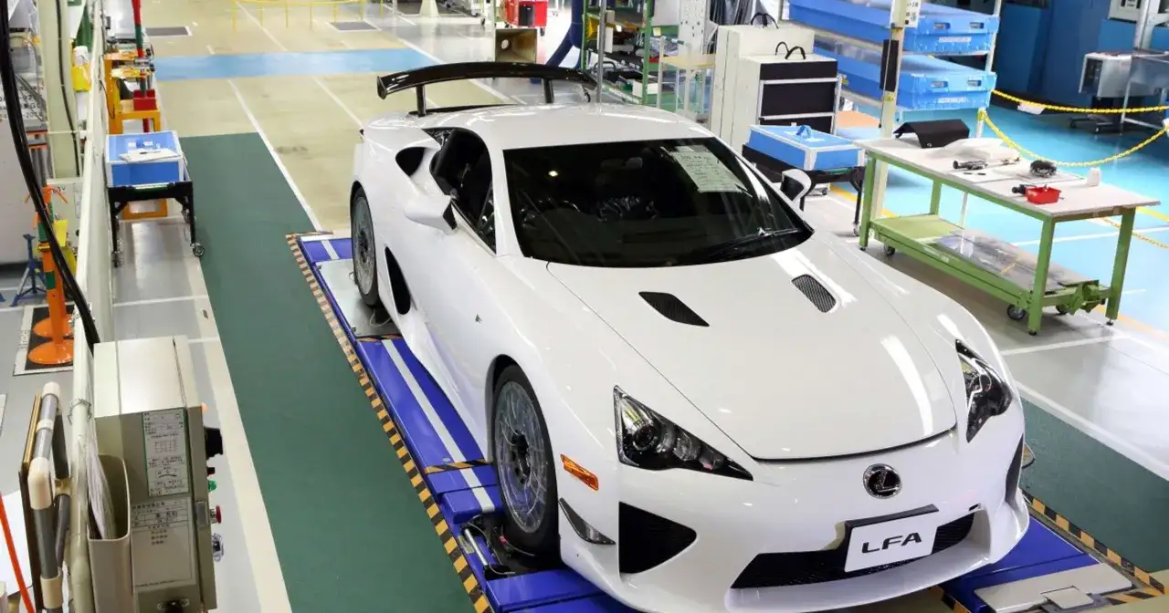 Biały Lexus LFA na linii produkcyjnej. Cena tego cacka jest astronomiczna, ale czy warto?