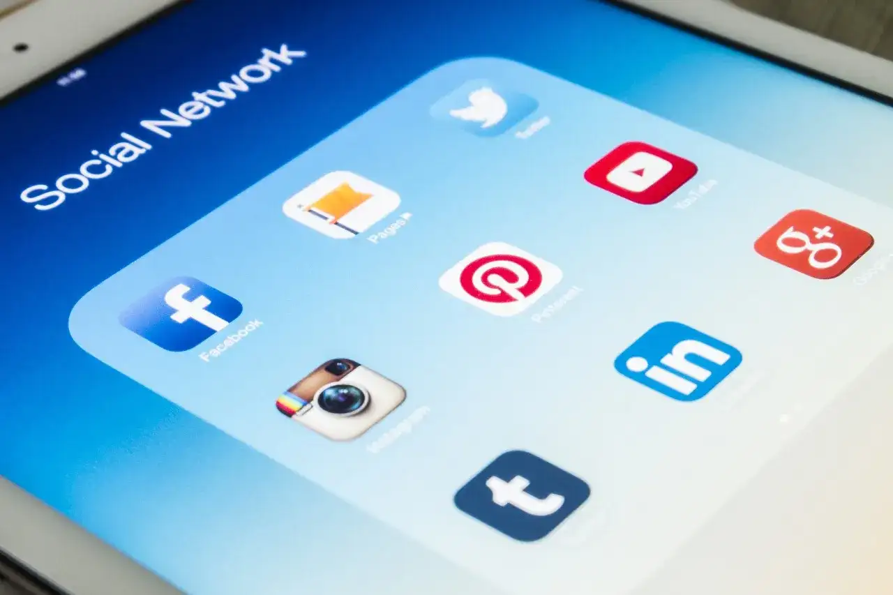 Ekran tabletu z ikonami aplikacji społecznościowych: Facebook, Instagram, Twitter, YouTube, Pinterest, LinkedIn, Google+. Szukasz, gdzie znaleźć ukryte posty na FB?