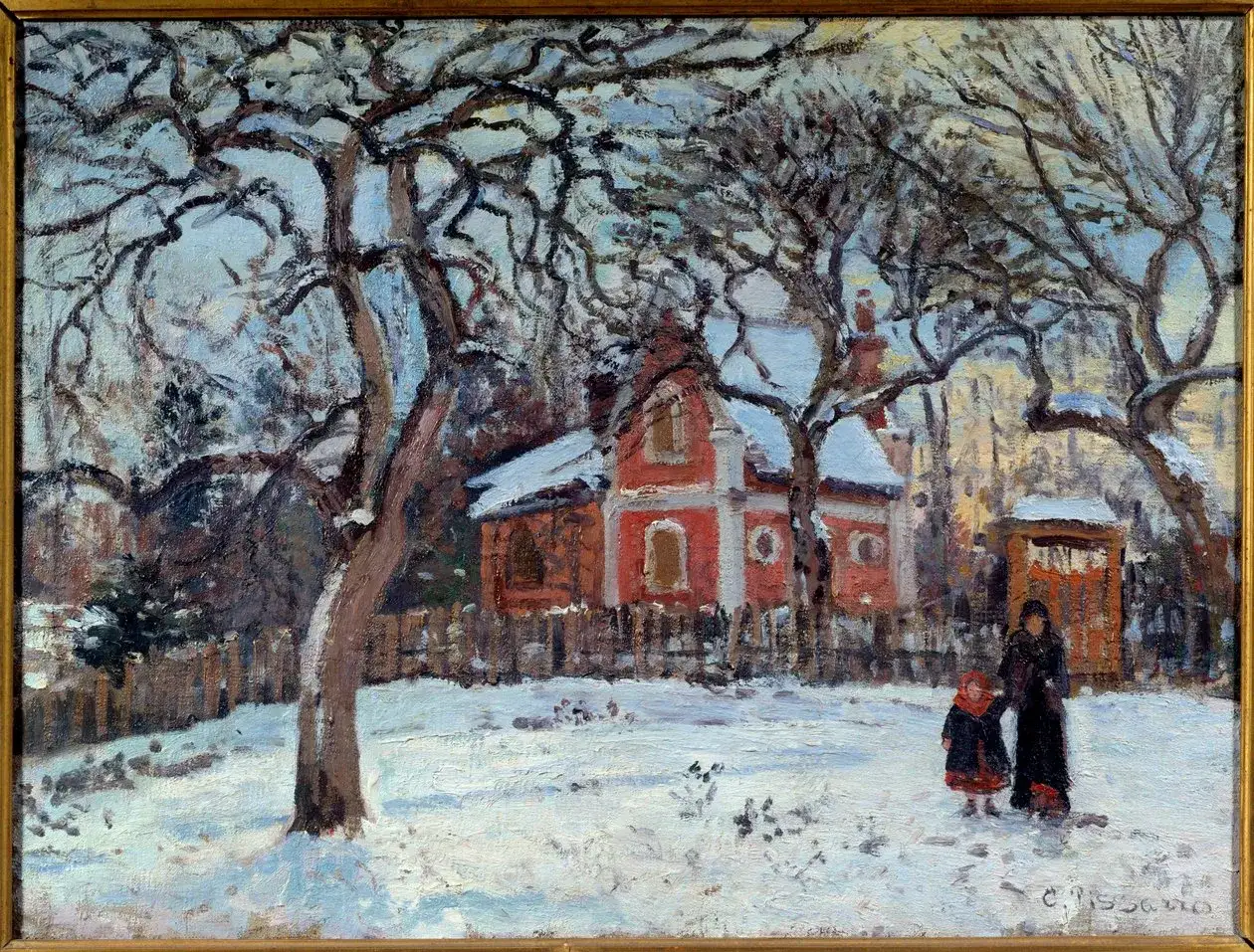 Zimowy krajobraz z czerwoną chatką i dwiema postaciami na śniegu. Jedno z dzieł Camille Pissarro.