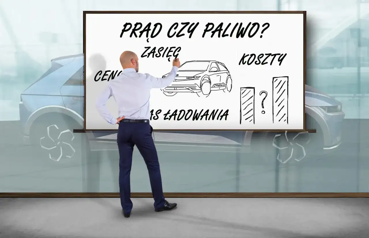Mężczyzna pisze na tablicy "Prąd czy paliwo?", porównując zasięg, koszty i czas ładowania. Zastanawiasz się, ile kosztuje samochód elektryczny?