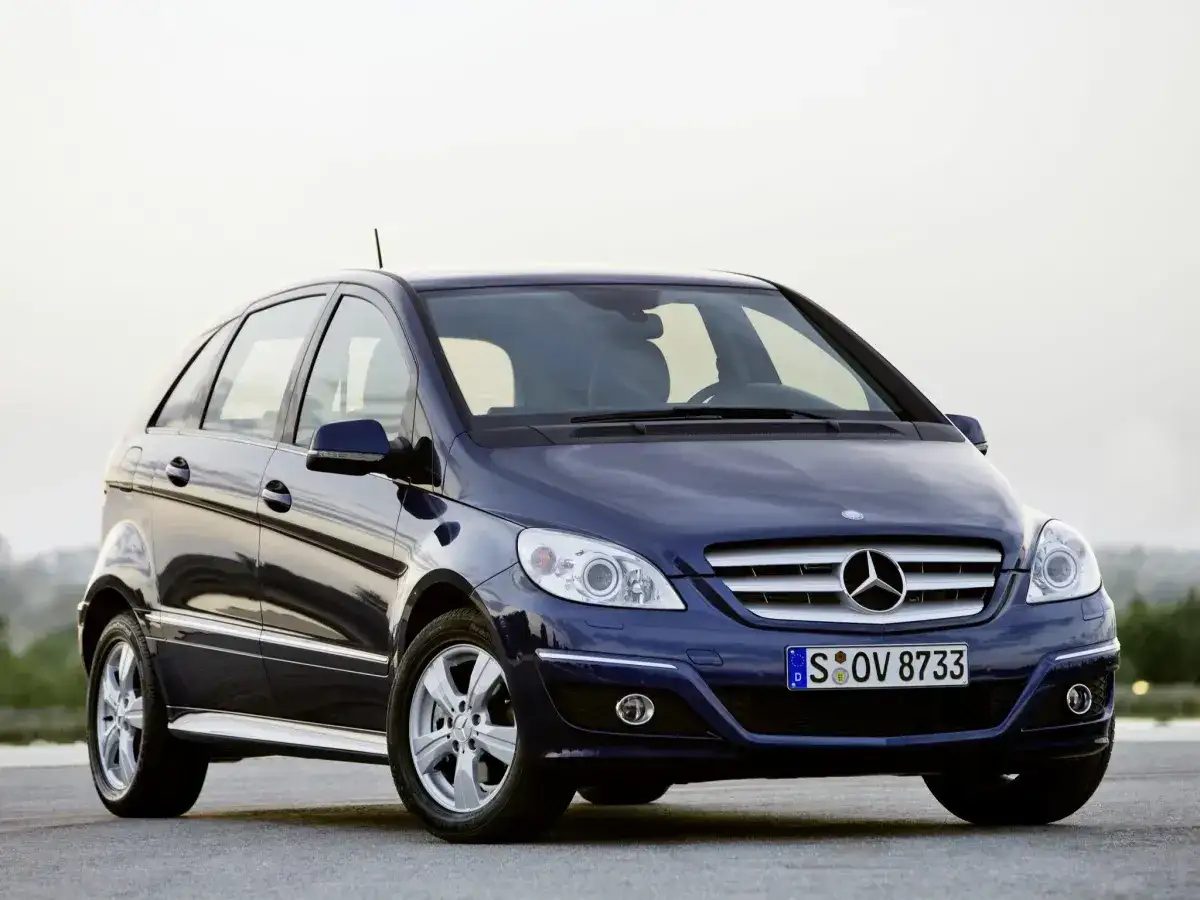 Ciemnoniebieski Mercedes W245 z błyszczącym lakierem stoi na drodze.