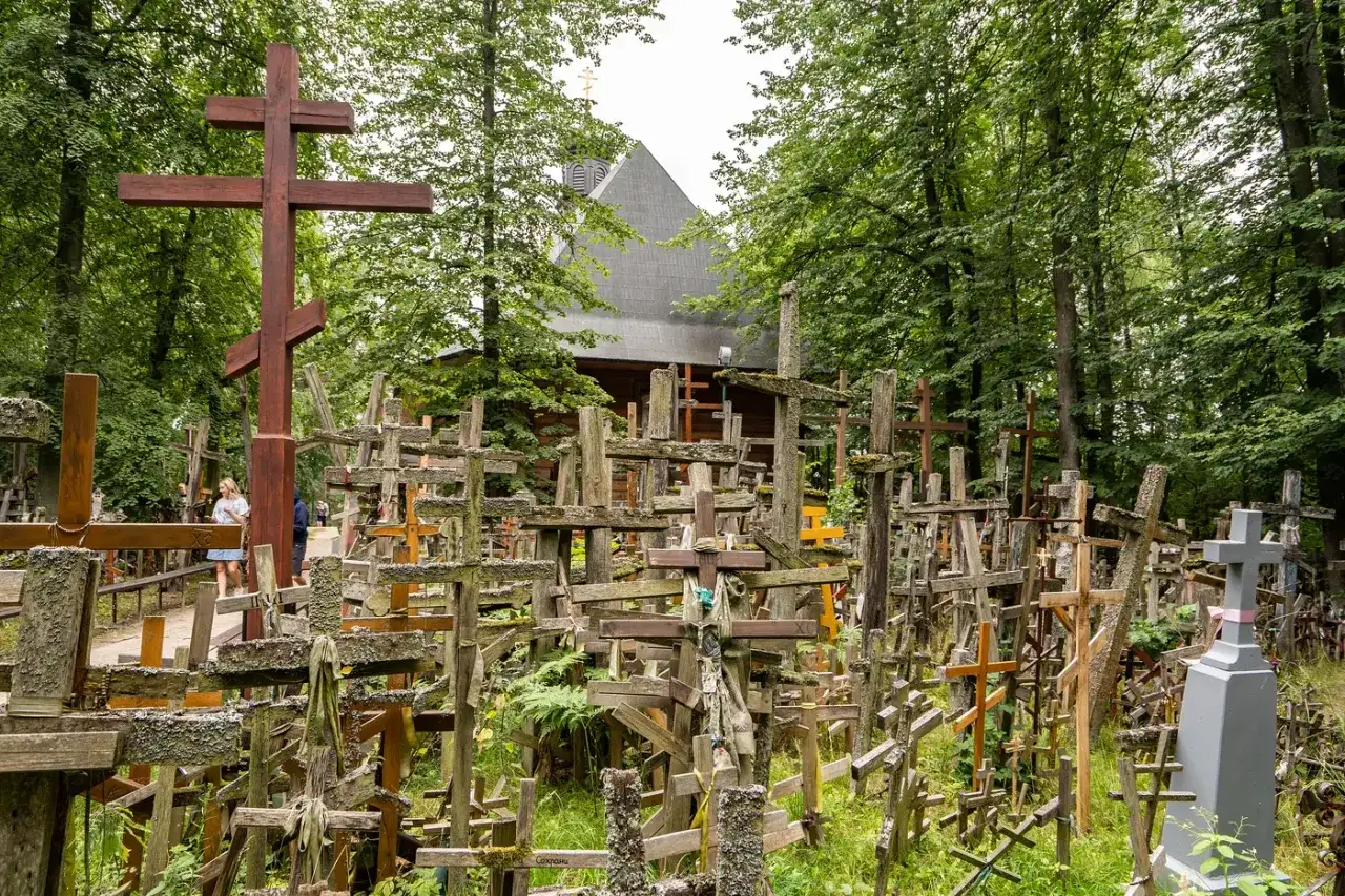 Tysiące krzyży tworzy niezwykły krajobraz na świętej górze Grabarka. Drewniane i kamienne symbole wiary otaczają cerkiew, tworząc miejsce pełne zadumy.