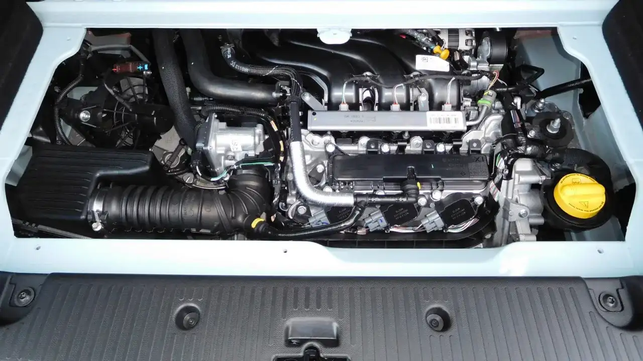 Silnik Renault Twingo 3, widok z góry. Widoczne elementy układu dolotowego, wtryskiwacze i żółty korek płynu.