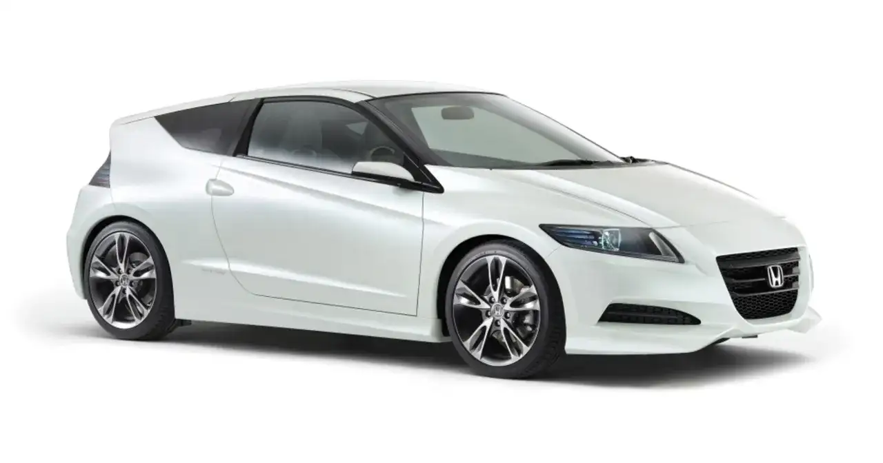 Biały sportowy Honda CRZ z przyciemnianymi szybami i felgami.