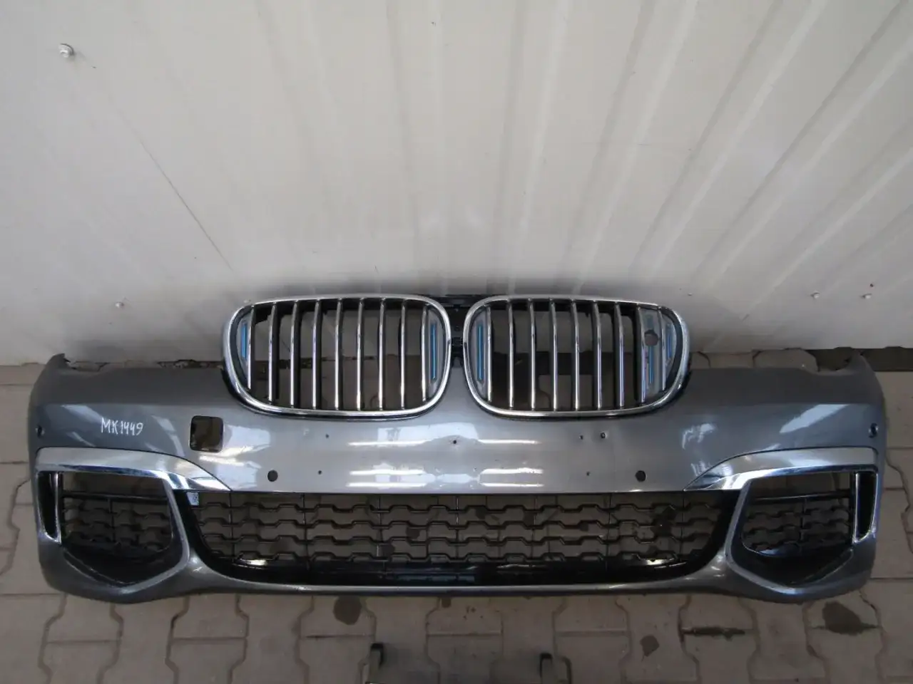 Szara atrapa zderzaka do BMW G10 z chromowanymi wstawkami i charakterystyczną atrapą chłodnicy.