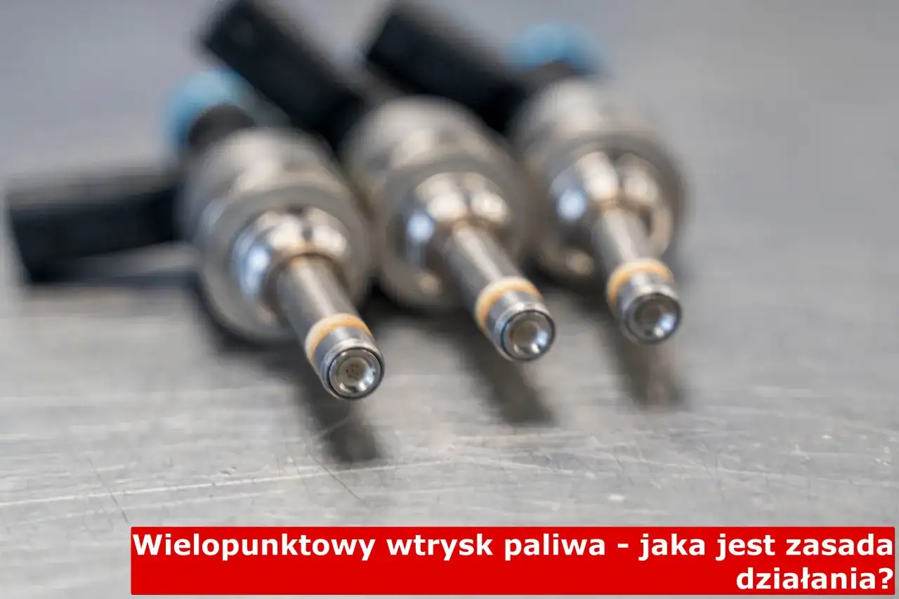 Trzy metalowe wtryskiwacze paliwa z niebieskimi złączkami na szarym tle.
