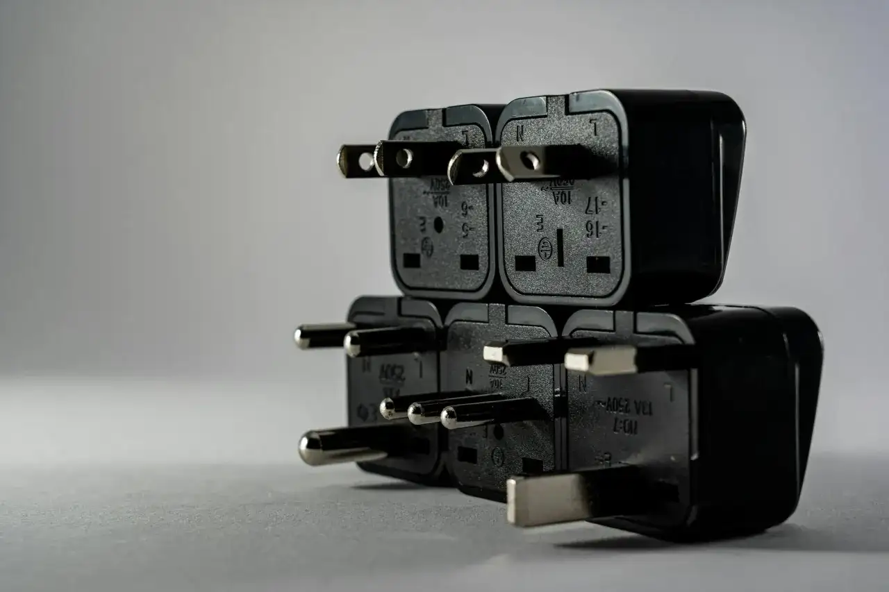 Stos wtyczek elektrycznych, symbolizujący brak jednej fazy w domu.