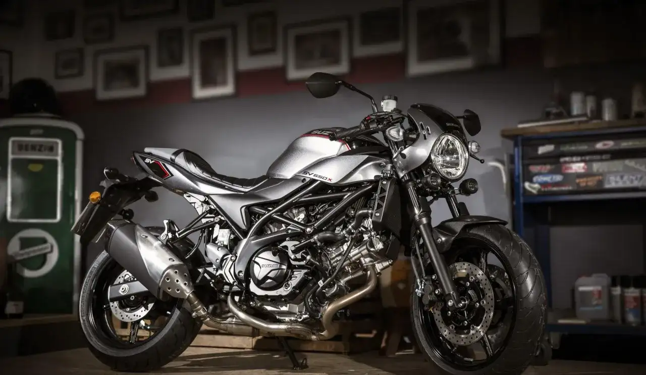 Stylowy Suzuki SV650X w kolorze srebrnym, gotowy do jazdy.
