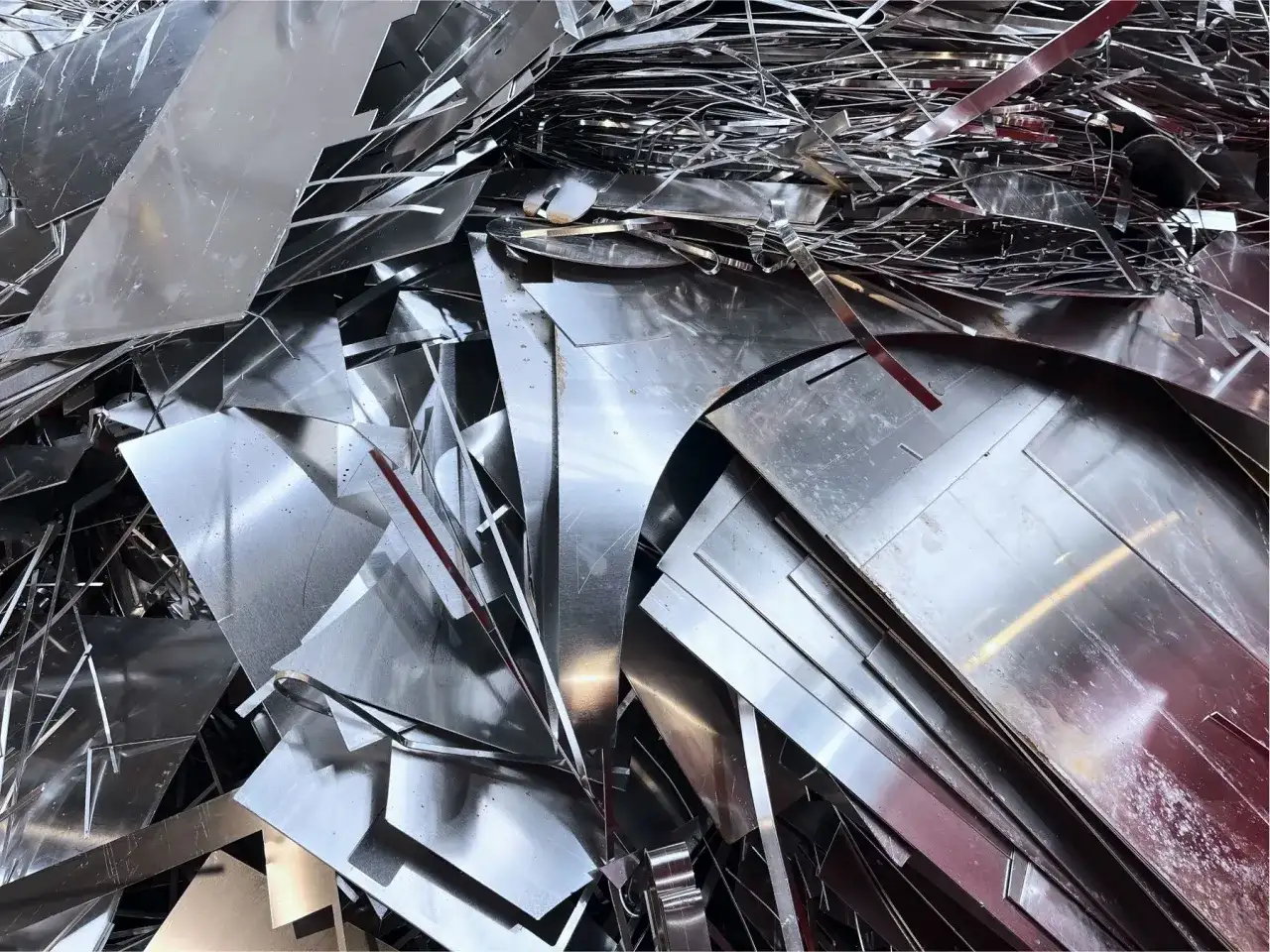 Stos złomu aluminium, który może wpłynąć na to, ile kosztuje kilogram aluminium.