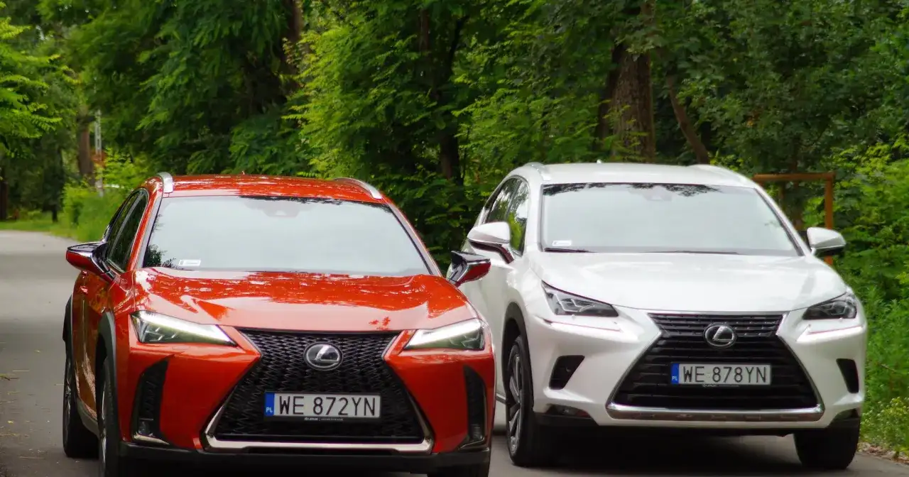 Dwa modele Lexus SUV: czerwony UX i biały NX, zaparkowane na tle zieleni.
