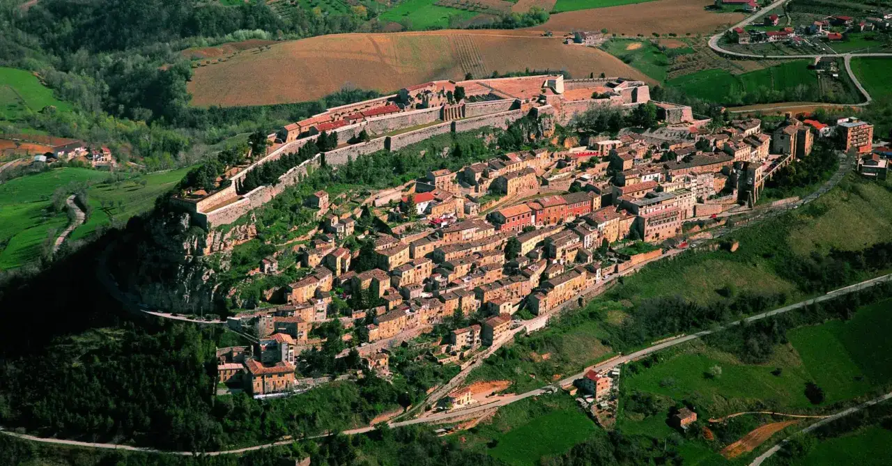 Borghi da visitare in provincia di Teramo: vista aerea di Civitella del Tronto, un gioiello arroccato su uno sperone roccioso, con la sua imponente fortezza.