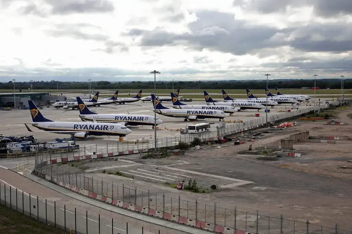 Wiele samolotów Ryanair na płycie lotniska, gotowych do lotów do Anglii.