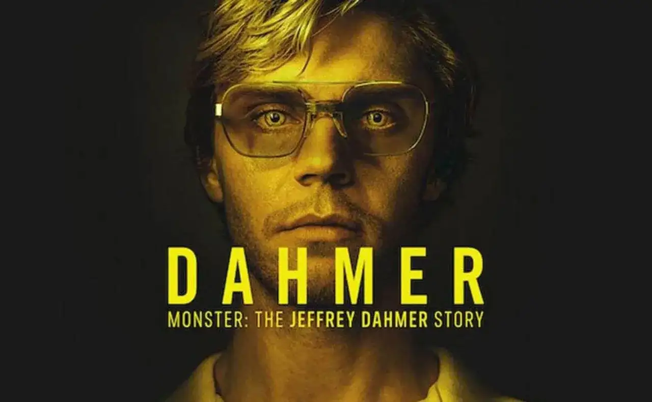 Plakat serialu "Dahmer – Potwór: Historia Jeffreya Dahmera" z Evanem Petersem w roli głównej.