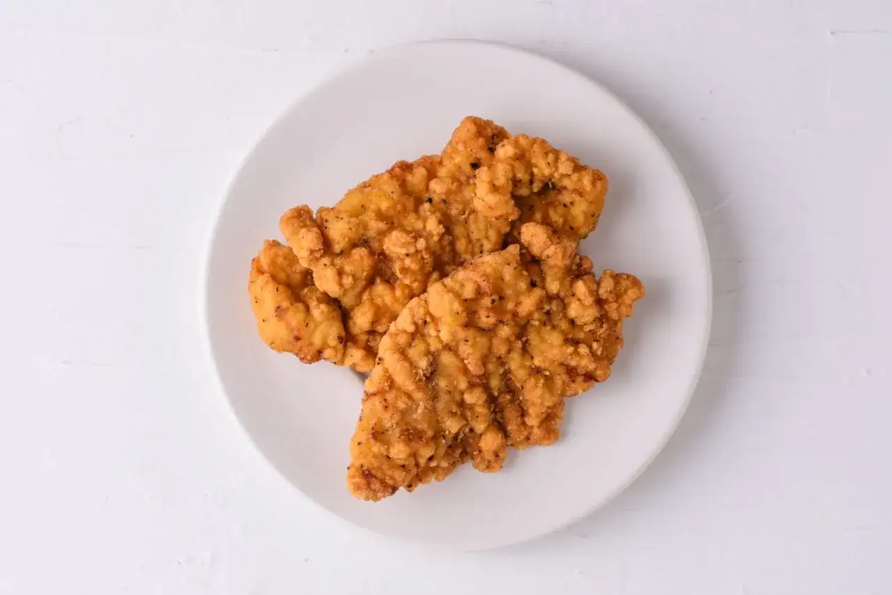 Chrupiące strips KFC na talerzu. Zastanawiasz się nad ich kcal?