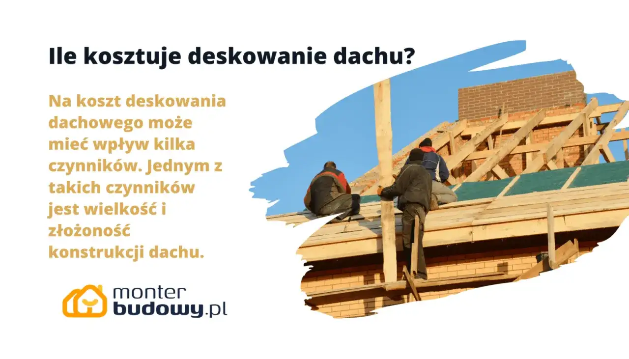 Pracownicy wykonują deskowanie dachu, układając drewniane deski na konstrukcji.