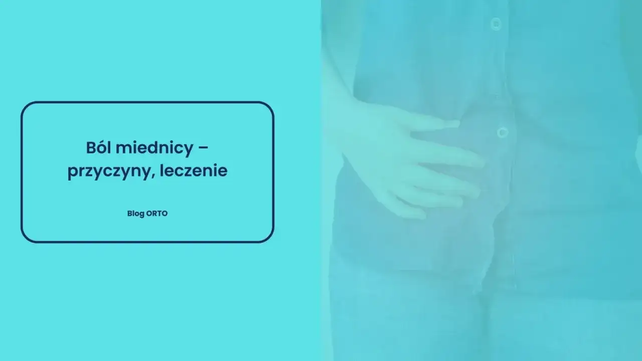 Dłoń uciska brzuch, sugerując ból miednicy z tyłu. Na ekranie tekst: "Ból miednicy – przyczyny, leczenie".