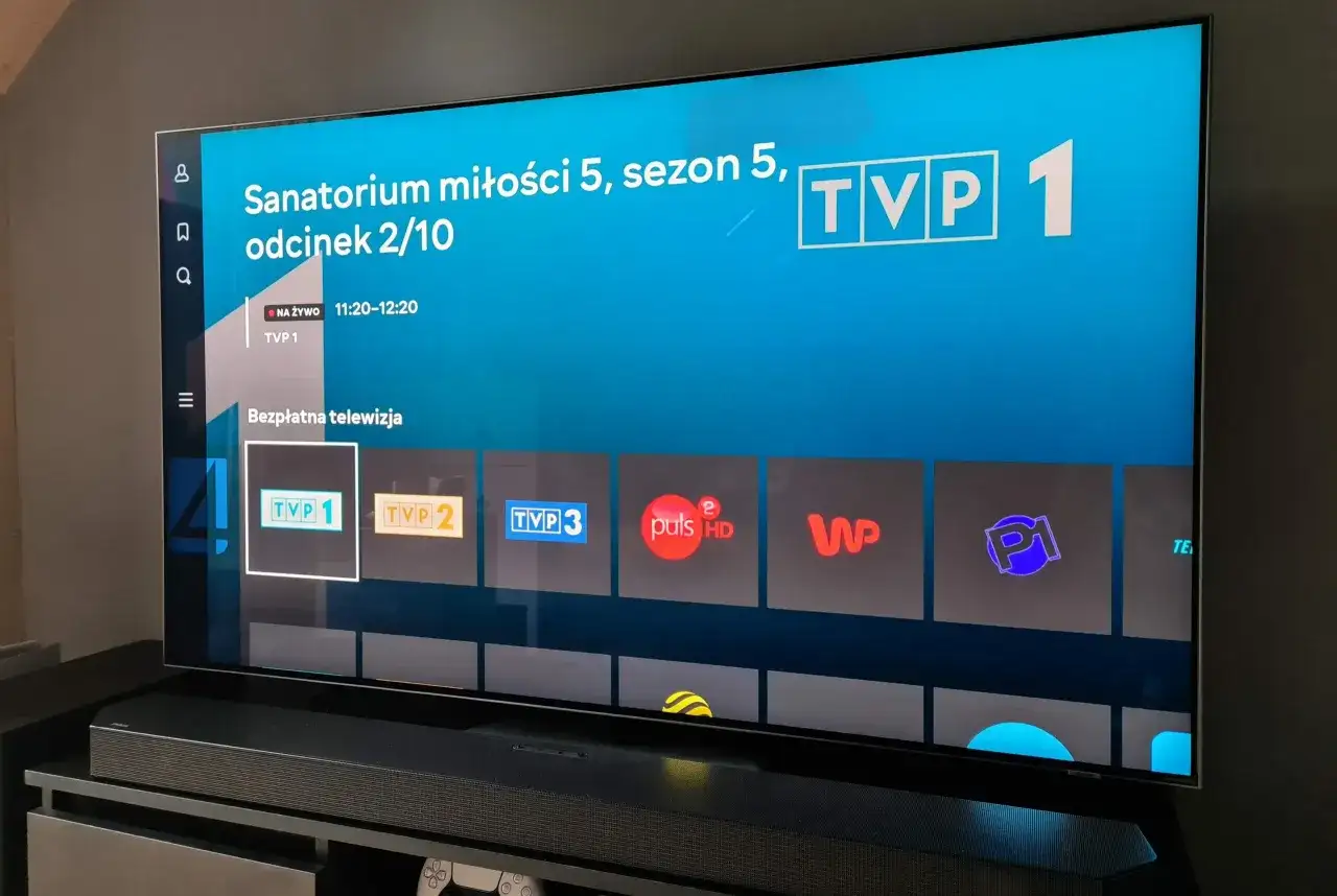 Oglądasz "Sanatorium miłości" na TVP 1. Bezpłatna telewizja naprawdę działa, pokazując różne kanały.