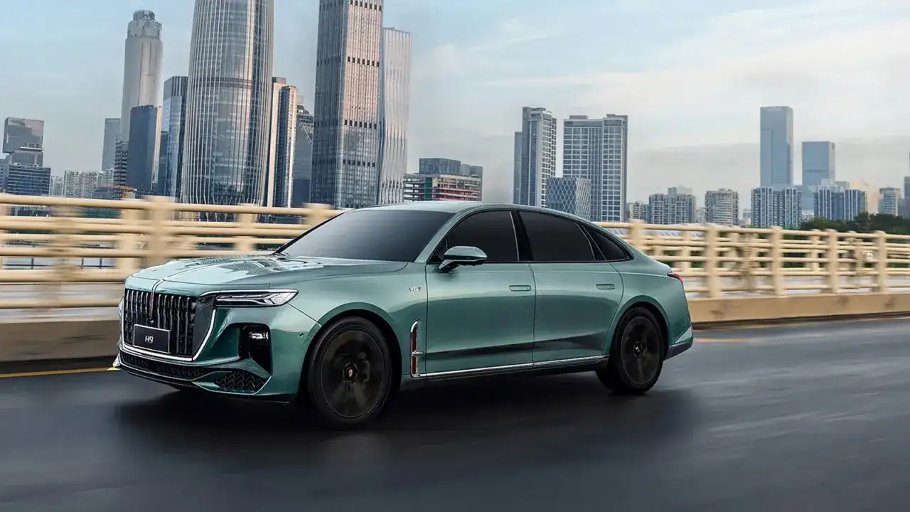 Elegancki, zielony Hongqi H9 na tle drapaczy chmur. Sprawdź, jaka jest jego hongqi h9 cena i poczuj luksus.