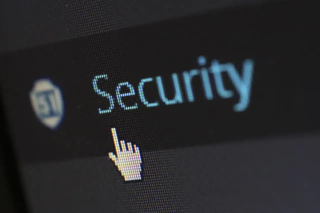 Kursor myszy wskazuje na opcję "Security" na ekranie, sugerując dostęp do ustawień programu antywirusowego.