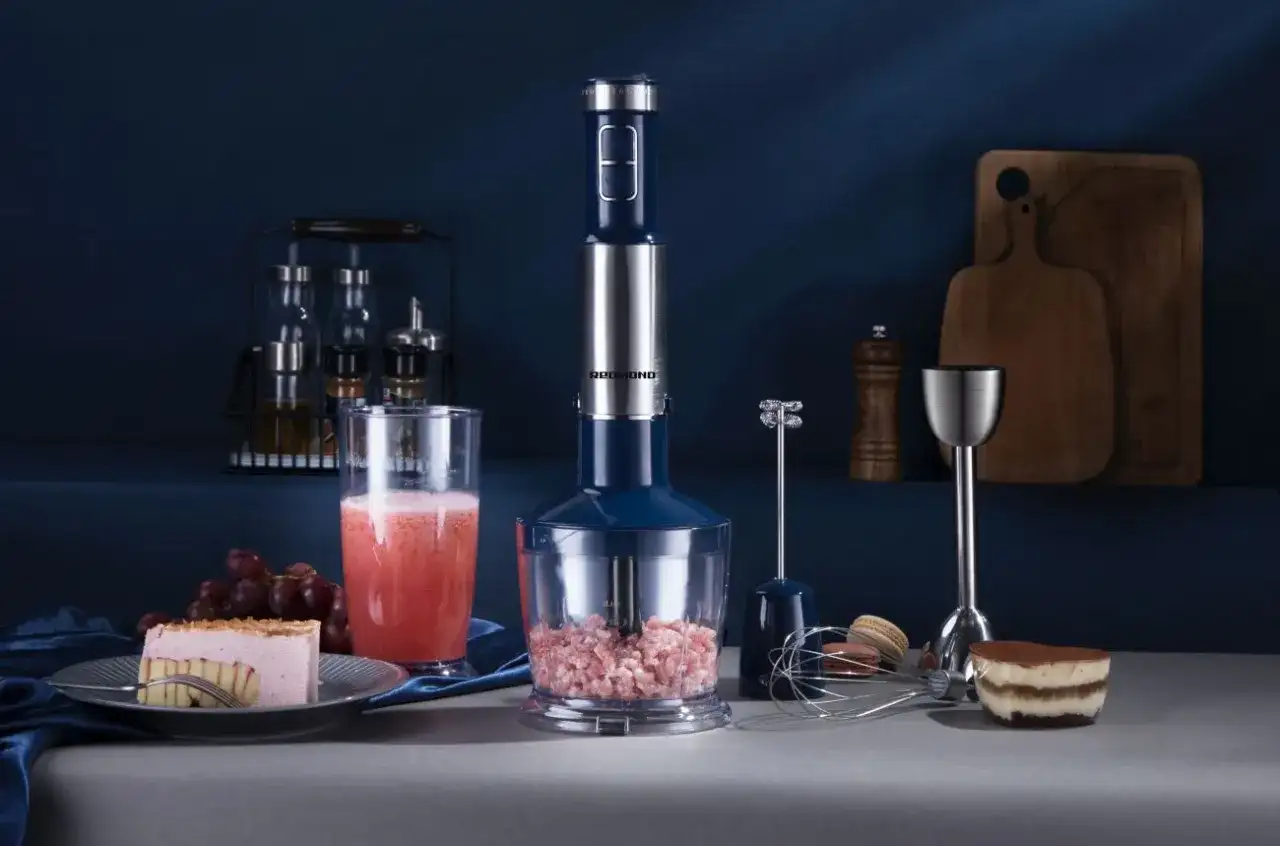 Blender ręczny Redmond, idealny do przygotowania smoothie i deserów. Sprawdź nasz ranking!
