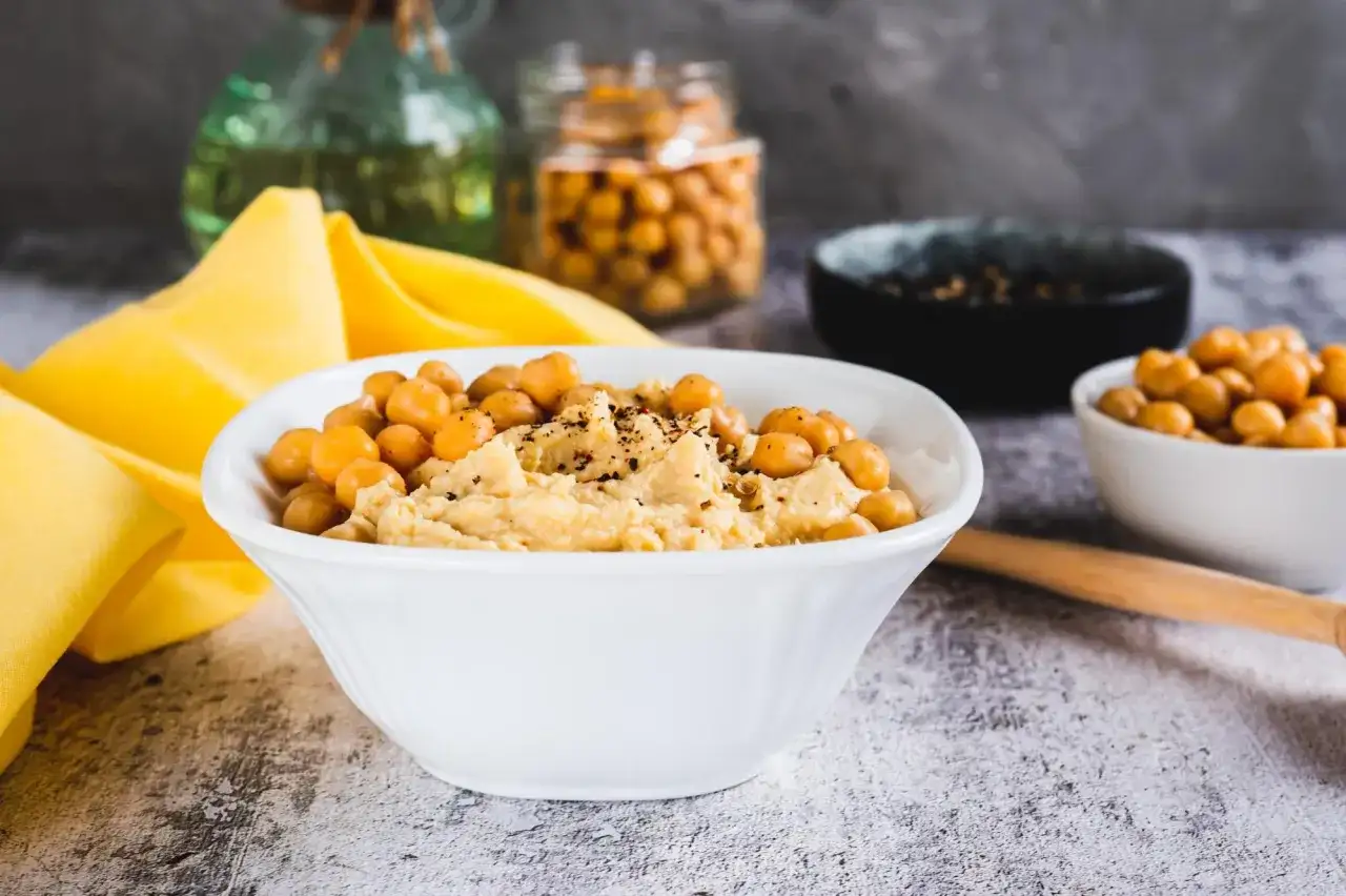 Pyszny, kremowy hummus z ciecierzycą, posypany przyprawami. Idealny dip, który odpowiada na pytanie: co to jest hummus?