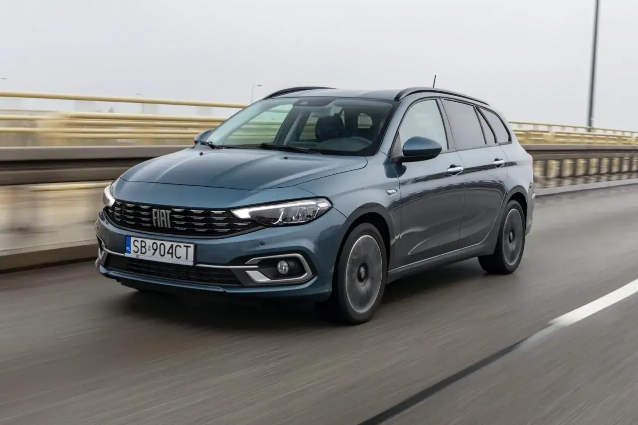 Niebieski Fiat Tipo kombi na drodze, widoczne opony i felgi.