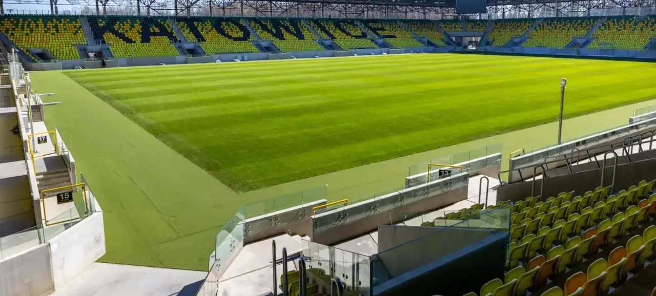Nowy stadion GKS Katowice, z zieloną murawą i żółto-czarnymi trybunami, czeka na kibiców. Lokalizacja obiektu to ul. Bukowa 1.