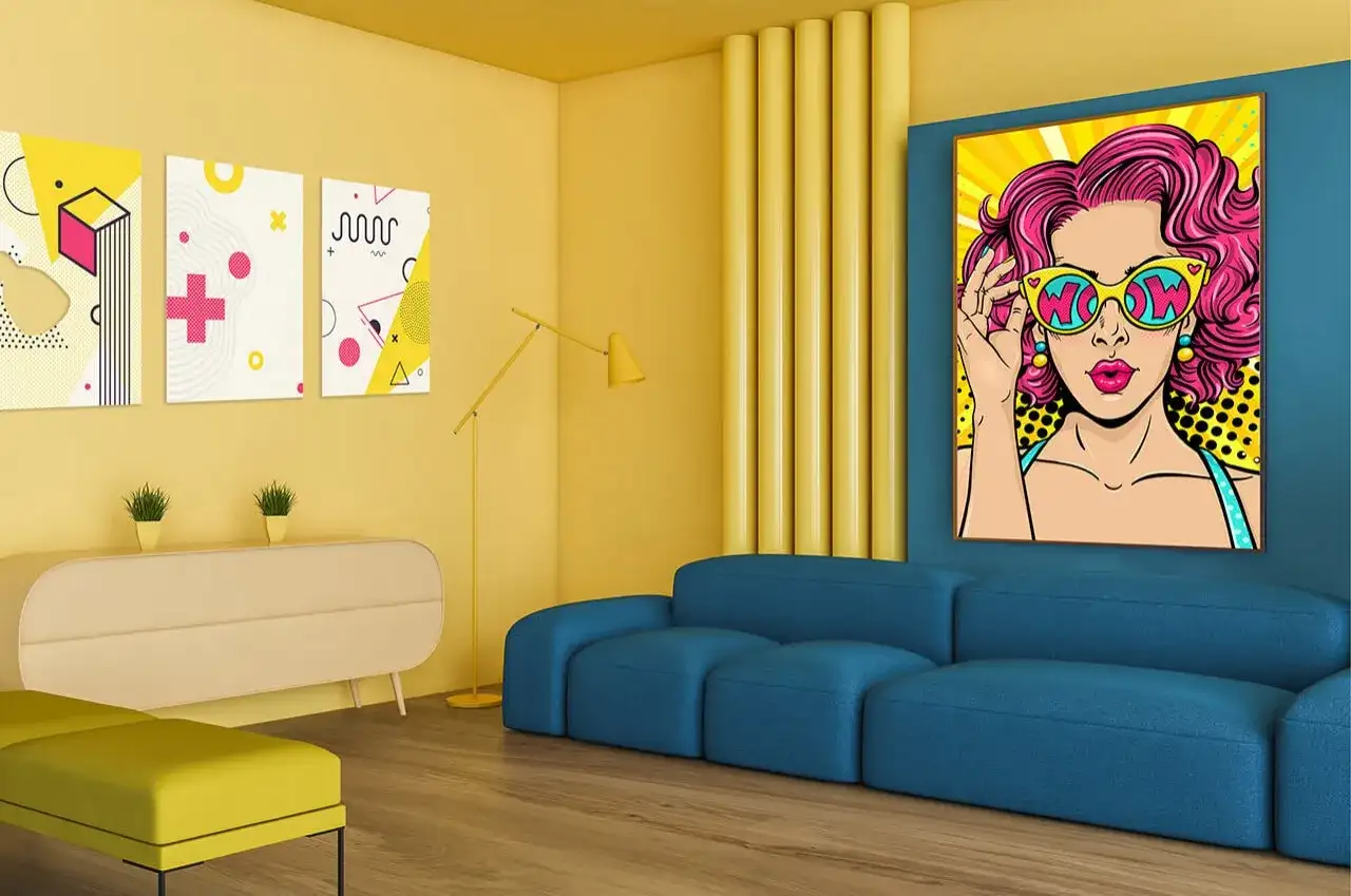 Pop art definicja: żywy obraz kobiety w okularach z napisem "WOW" obok abstrakcyjnych grafik.
