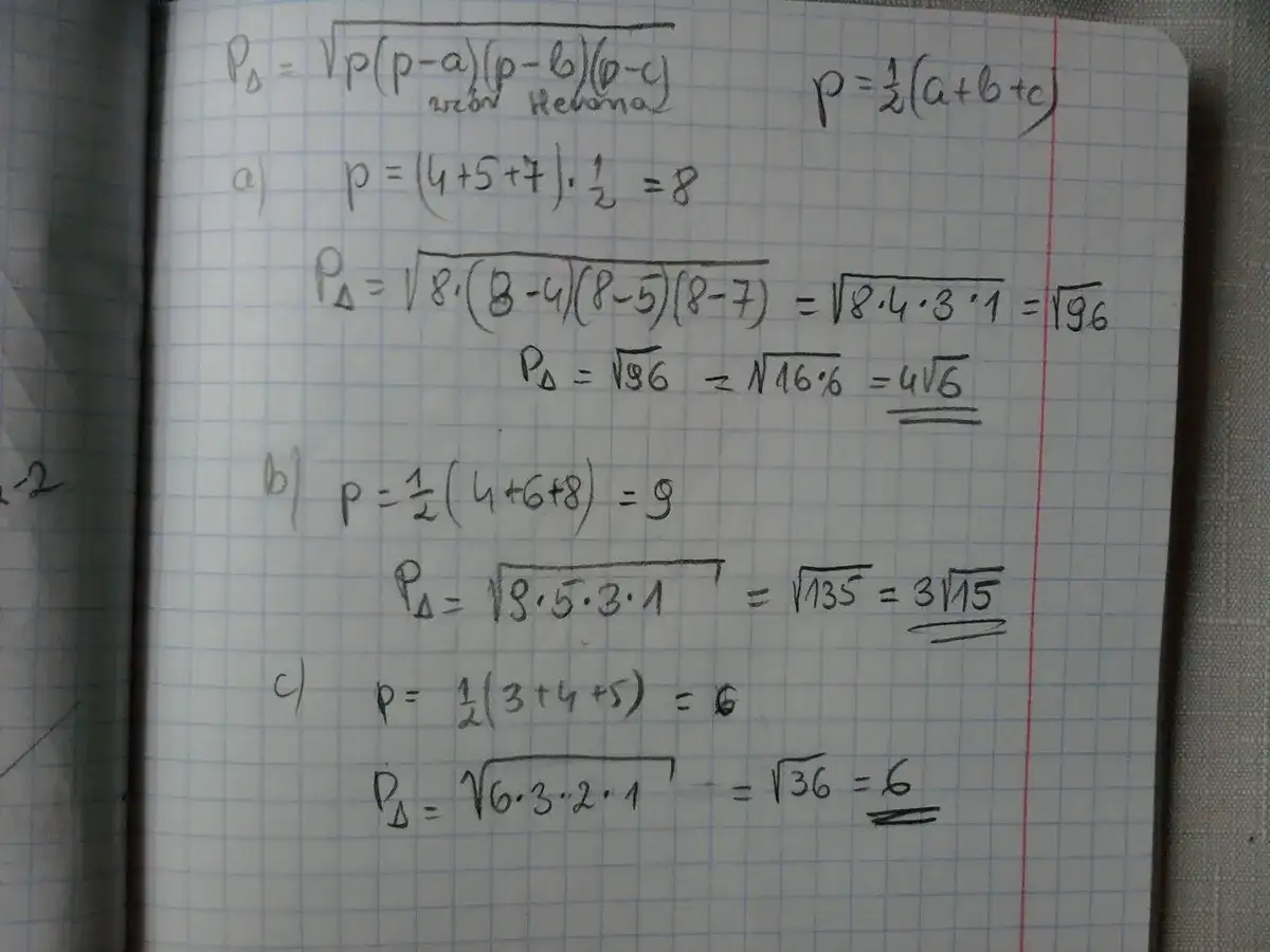 Ręcznie pisane wzory matematyczne dotyczące pola trójkąta według wzoru Herona.