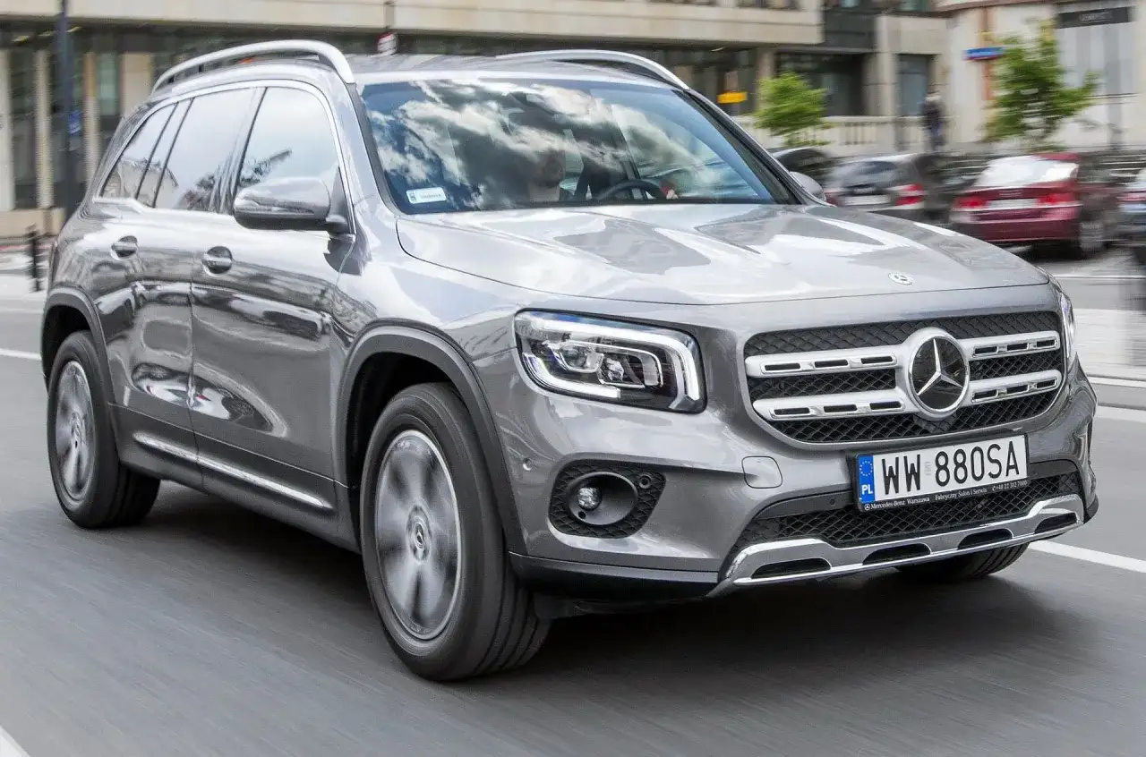 Szary Mercedes GLB na drodze. Wiele osób szuka mercedes glb opinie, by podjąć decyzję o zakupie.