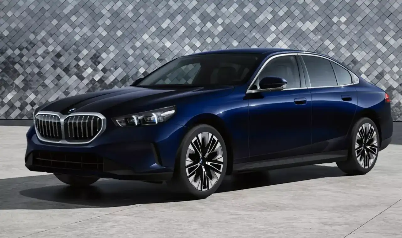 Eleganckie, granatowe bmw 520 z nowoczesnym designem, stojące na tle geometrycznej ściany.