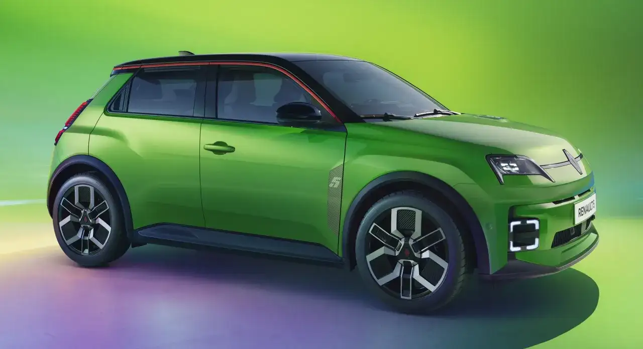 Nowoczesny, zielony Renault 5 Electric z czarnym dachem i czerwonymi akcentami, prezentujący futurystyczny design.