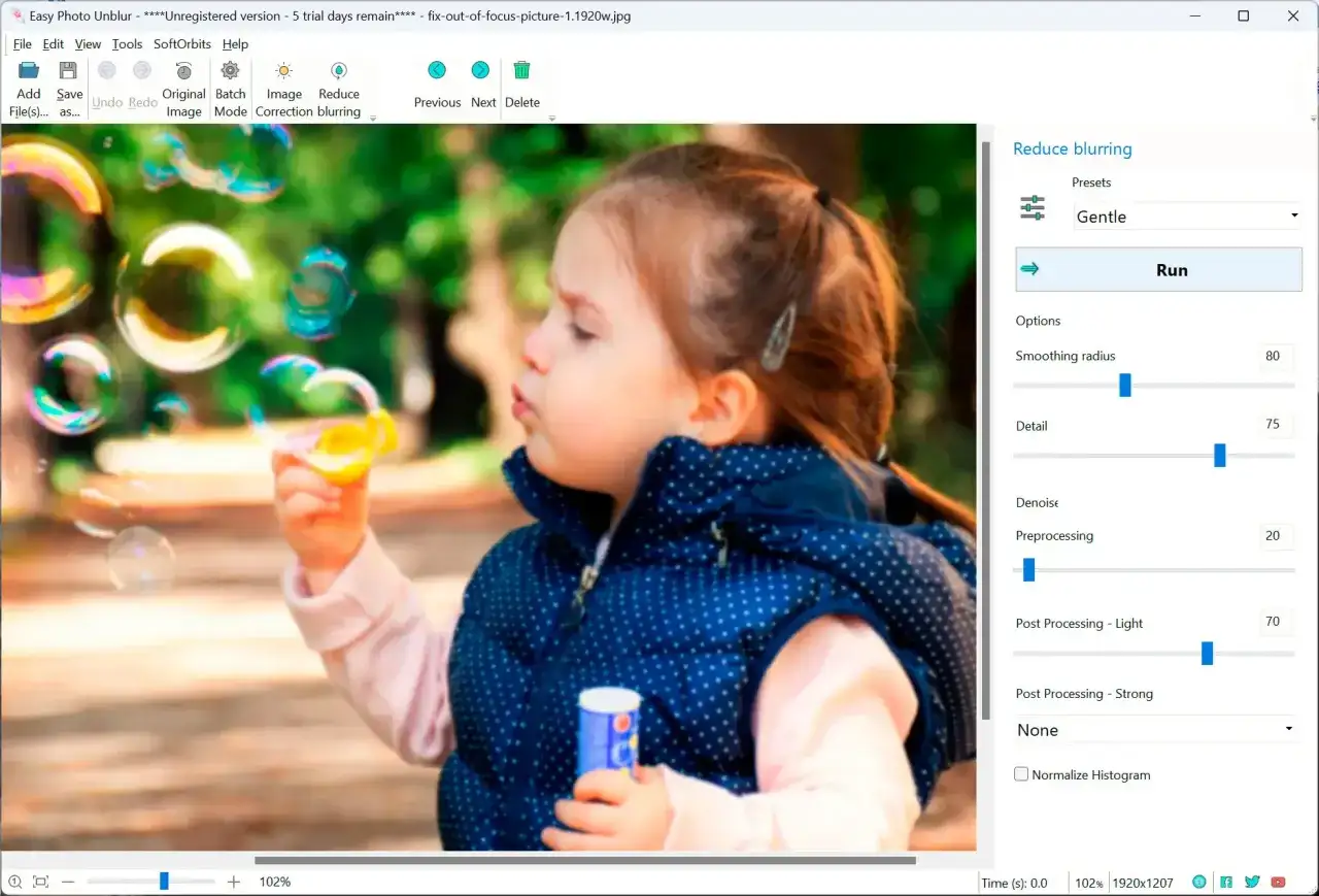 Program do wyostrzania zdjęć Easy Photo Unblur poprawia ostrość obrazu dziewczynki puszczającej bańki.