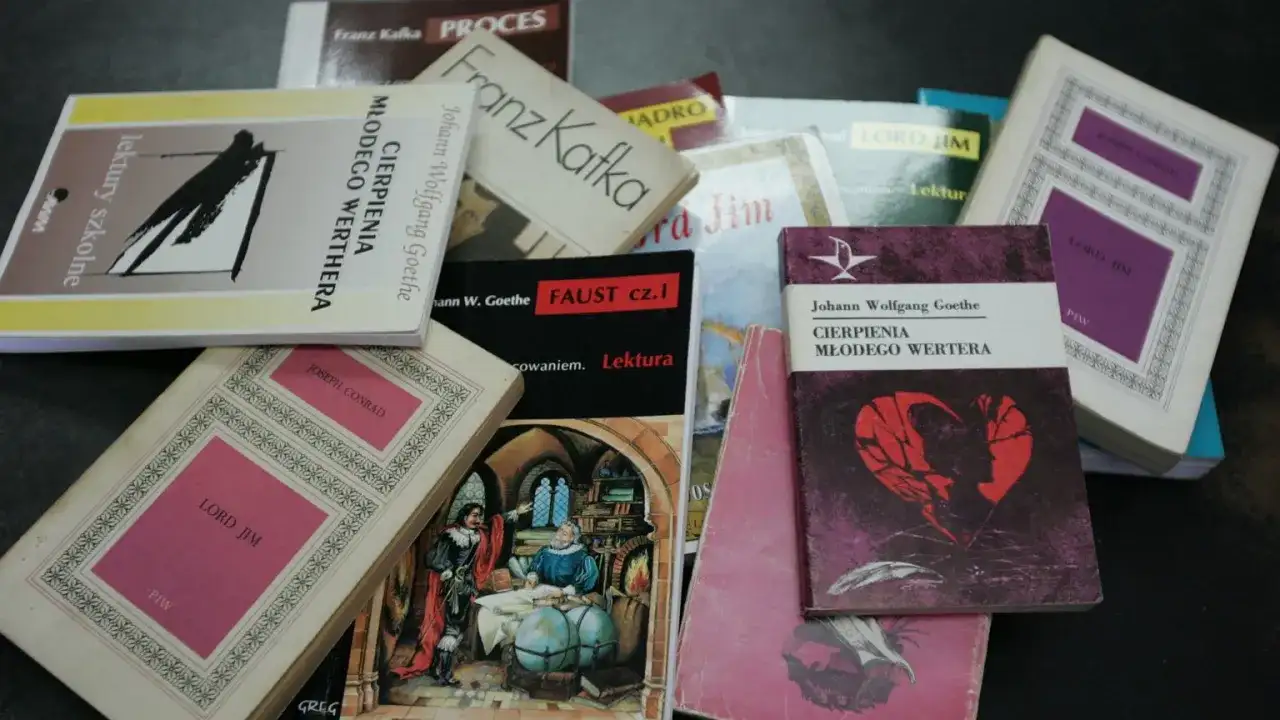 Książki z motywem ojczyzny, jak "Cierpienia młodego Wertera" czy "Lord Jim", leżą na stole, czekając na odkrycie.