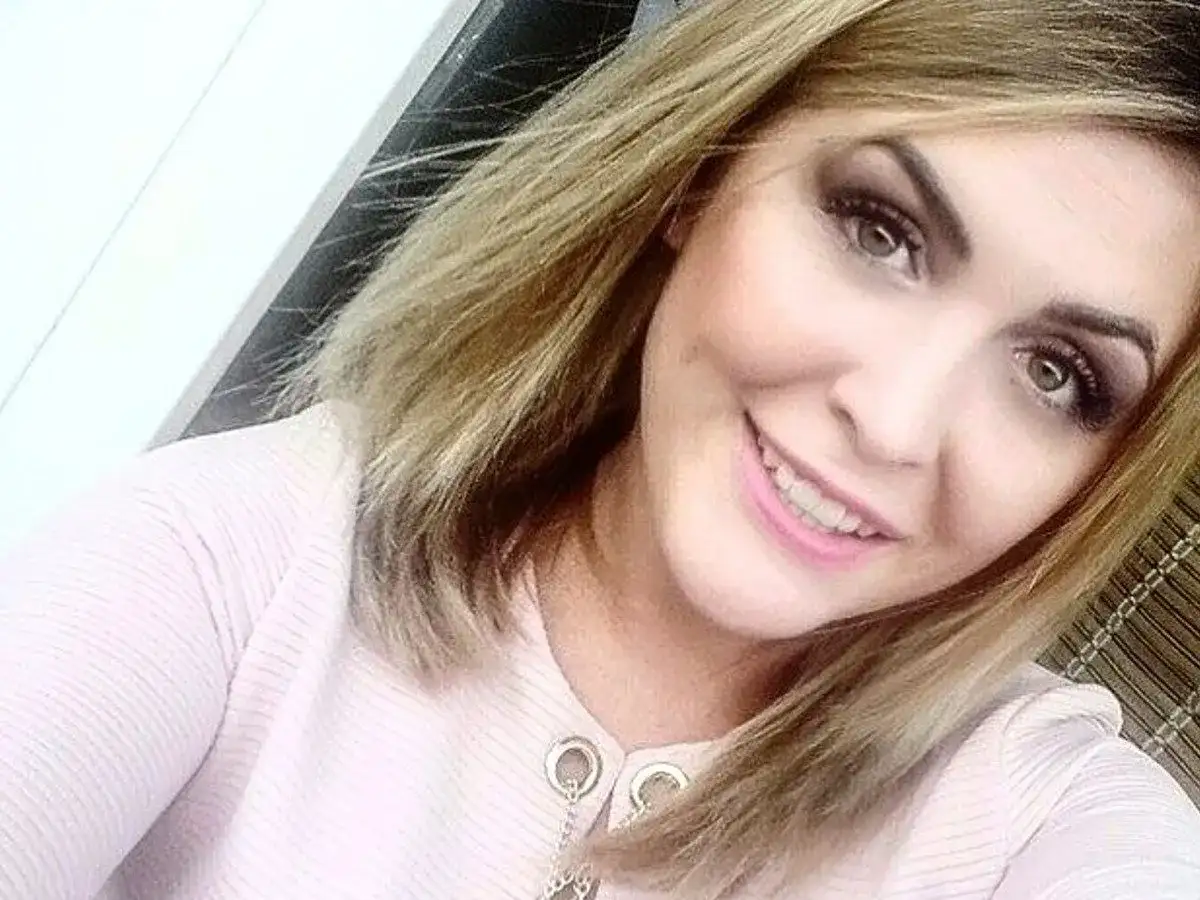 Uśmiechnięta Magdalena Pyznar z blond włosami i makijażem oczu.