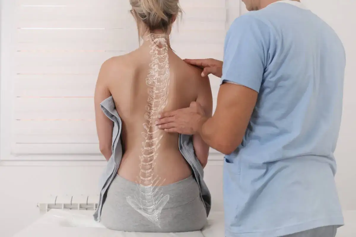 Chiropratyka co to? Terapeuta bada kręgosłup pacjentki, pomagając zrozumieć jego budowę i funkcje.