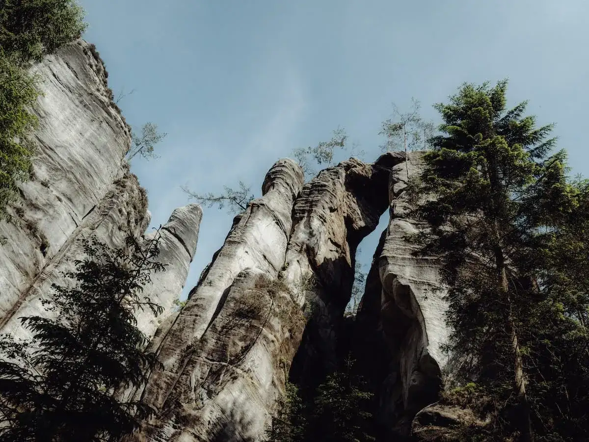 Skalne miasto z dzieckiem w tle, gdzie potężne formacje skalne tworzą naturalny łuk.