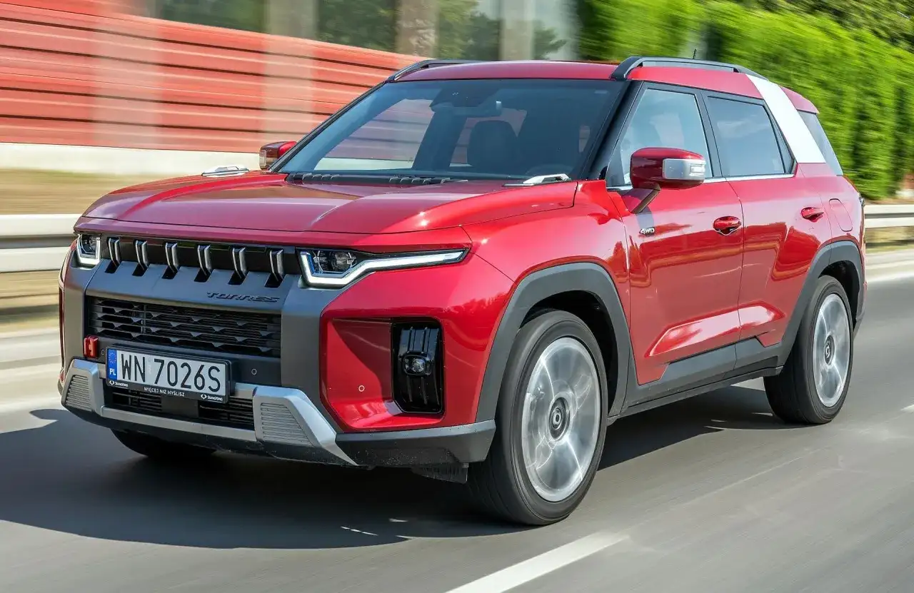 Czerwony SUV Torres 4WD w ruchu drogowym.